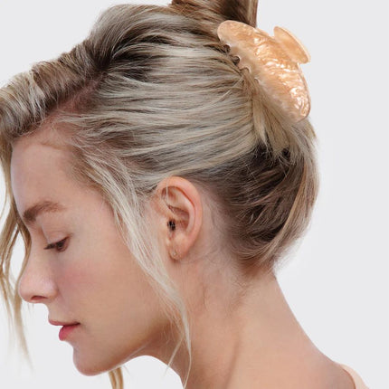 kitsch-blonde-marble-claw-clip-5