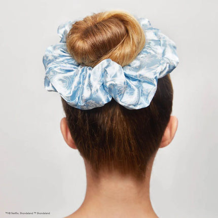 kitsch-kitsch-x-bridgerton-satin-pillow-scrunchies-in-toile-de-blue-5