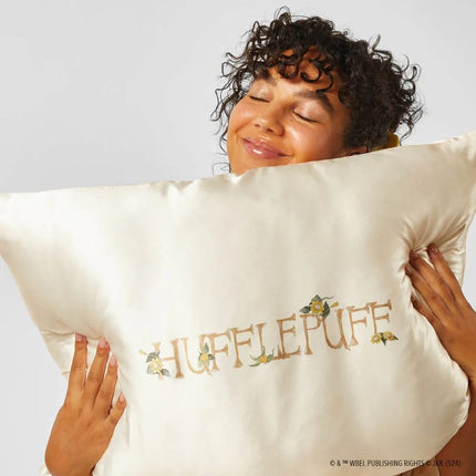 kitsch-kitsch-x-harry-potter-satin-pillowcase-in-hufflepuff-standard-4