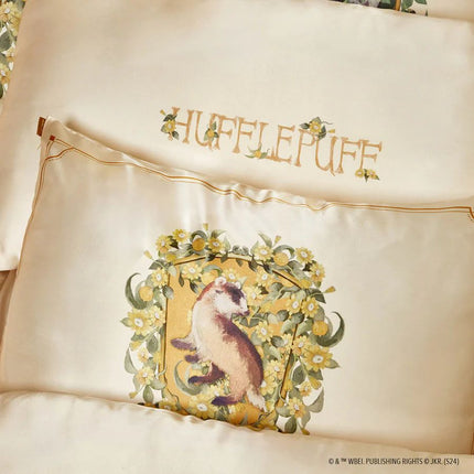kitsch-kitsch-x-harry-potter-satin-pillowcase-in-hufflepuff-standard-5