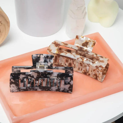 kitsch-tan-marble-jumbo-claw-clip-3
